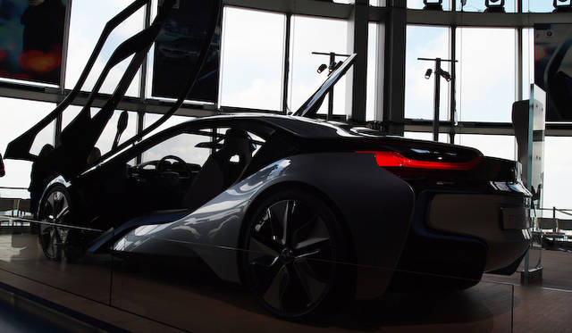 <strong>BMW i8 Concept｜ビー・エム・ダブリュー i8 コンセプト</strong><br />展示は六本木ヒルズ52階の展望台だ。現在の東京を見下ろしながら、BMWの考える未来を見ることができる