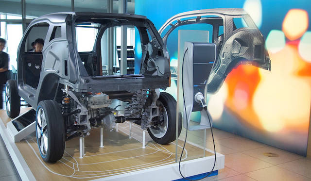 <strong>BMW i3 Concept｜ビー・エム・ダブリュー i3 コンセプト</strong><br />カーボン構造の乗員スペース「ライフモジュール」とアルミニウムの下部ユニット「ドライブモジュール」の展示は日本初となる