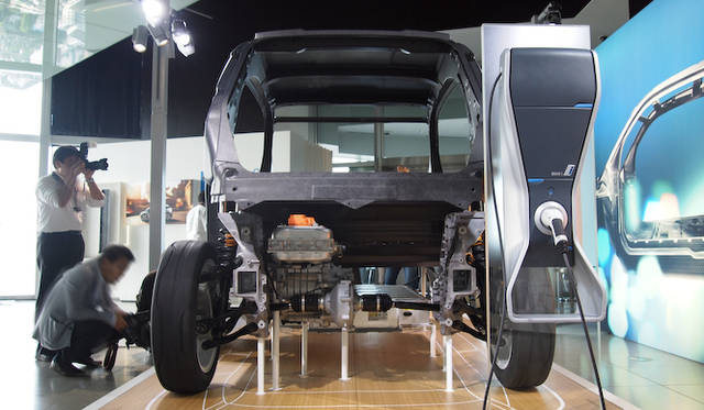 <strong>BMW i3 Concept｜ビー・エム・ダブリュー i3 コンセプト</strong><br />カーボン構造の乗員スペース「ライフモジュール」とアルミニウムの下部ユニット「ドライブモジュール」の展示は日本初となる