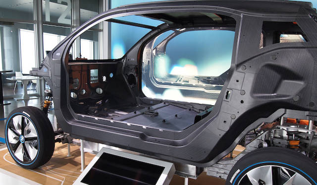 <strong>BMW i3 Concept｜ビー・エム・ダブリュー i3 コンセプト</strong><br />カーボン構造の乗員スペース「ライフモジュール」とアルミニウムの下部ユニット「ドライブモジュール」の展示は日本初となる