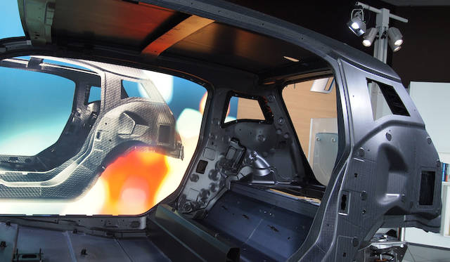 <strong>BMW i3 Concept｜ビー・エム・ダブリュー i3 コンセプト</strong><br />カーボン構造の乗員スペース「ライフモジュール」とアルミニウムの下部ユニット「ドライブモジュール」の展示は日本初となる