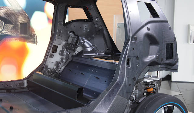 <strong>BMW i3 Concept｜ビー・エム・ダブリュー i3 コンセプト</strong><br />カーボン構造の乗員スペース「ライフモジュール」とアルミニウムの下部ユニット「ドライブモジュール」の展示は日本初となる