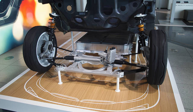 <strong>BMW i3 Concept｜ビー・エム・ダブリュー i3 コンセプト</strong><br />カーボン構造の乗員スペース「ライフモジュール」とアルミニウムの下部ユニット「ドライブモジュール」の展示は日本初となる