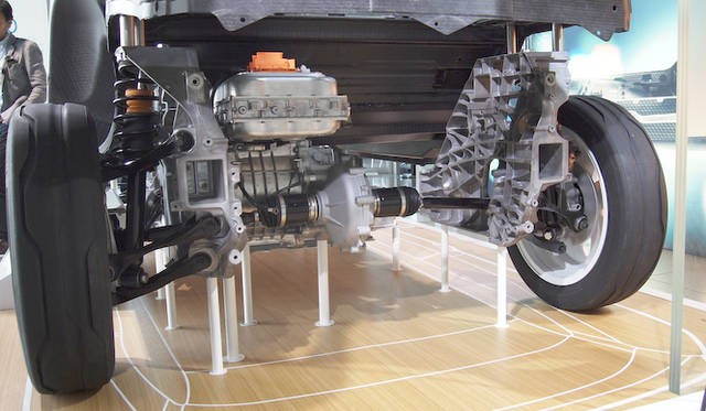 <strong>BMW i3 Concept｜ビー・エム・ダブリュー i3 コンセプト</strong><br />カーボン構造の乗員スペース「ライフモジュール」とアルミニウムの下部ユニット「ドライブモジュール」の展示は日本初となる