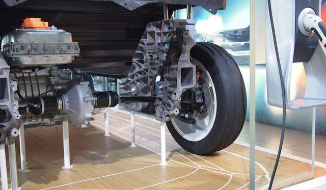 <strong>BMW i3 Concept｜ビー・エム・ダブリュー i3 コンセプト</strong><br />カーボン構造の乗員スペース「ライフモジュール」とアルミニウムの下部ユニット「ドライブモジュール」の展示は日本初となる