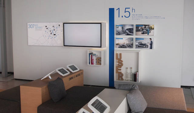 <strong>BMW i. BORN ELECTRIC TOUR.</strong><br />会場では車両のみではなく、それをとりまく環境についての展示もおこなわれる。写真のパネルは給電にかんするものだ