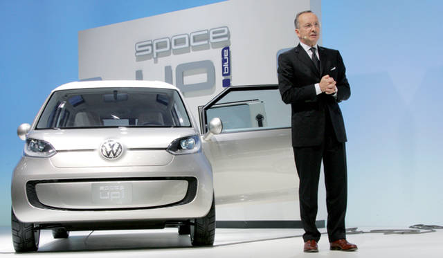 <strong>Volkswagen up!｜フォルクスワーゲン アップ！</strong><br />　2007年 ボローニャモーターショーにおける初公開の様子　デザインの細部がことなるものの デシウヴァのフォルクスワーゲンでのはじめての仕事だ