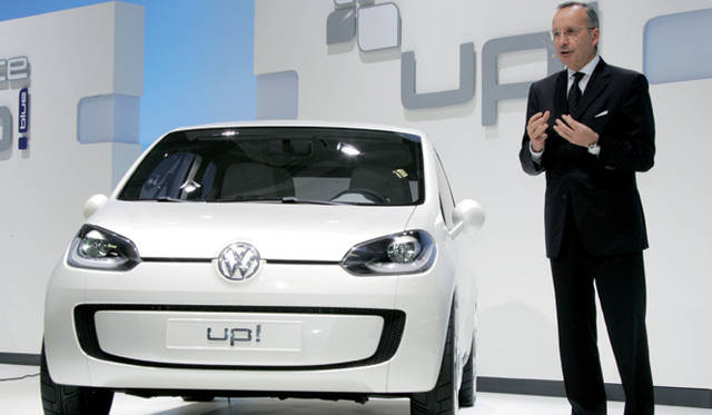 <strong>Volkswagen up!｜フォルクスワーゲン アップ！</strong><br />　2007年 ボローニャモーターショーにおける初公開の様子　デザインの細部がことなるものの デシウヴァのフォルクスワーゲンでのはじめての仕事だ