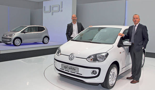 <strong>Volkswagen up!｜フォルクスワーゲン アップ！</strong>　ヴォルフスブルクにおける初公開の様子　フォルクスワーゲンデザインのチーフ クラウス・ビショフとワルター・デ・シウヴァ