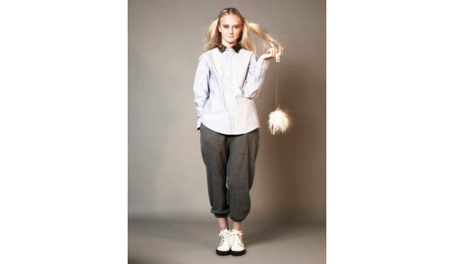 <strong>YOHJI YAMAMOTO｜ヨウジヤマモト</strong>　ブラウス 　2万1000円、パンツ 　2万1000円、サークルパース　1万500円 