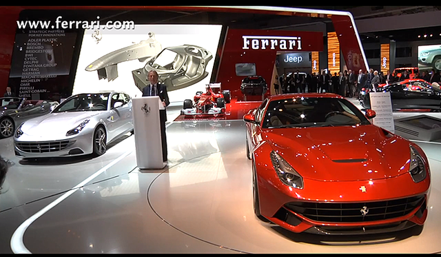 <br />フェラーリのブース正面には、新世代V12フラグシップの「F12」が鎮座。その後ろには、今回あらたにパノラマルーフを装備した「FF」が並ぶ