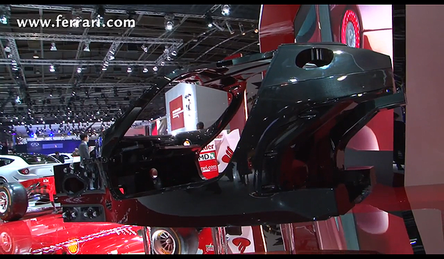 <br />F1マシーンと併せて展示されたカーボンコンポジットシャシー