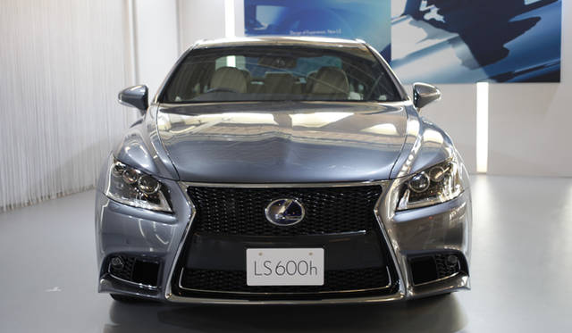<strong>Lexus LS600h｜レクサス LS600h</strong><br />「F SPORT」にはブラックアウトされた専用フロントメッシュグリルとフロントバンパーが用意され、よりアグレッシブな顔つきへと変化
