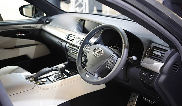 <strong>Lexus LS600h｜レクサス LS600h</strong><br />インパネのデザインが一新された新型LS。操作系の配置が見直され、機能性を高めたレイアウトとなった