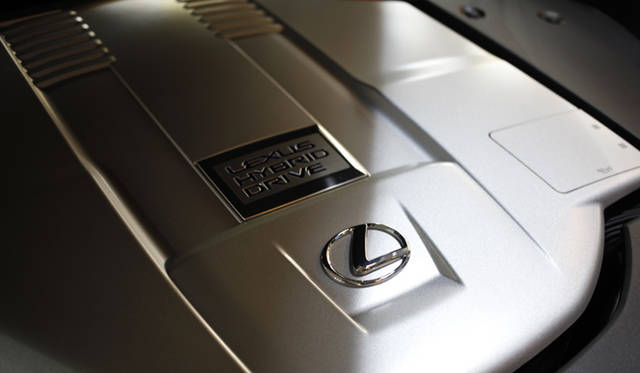 <strong>Lexus LS600h｜レクサス LS600h</strong><br />「LS 600h」に搭載されるパワートレインは、5.0リッターV型8気筒エンジンにハイブリッドシステムの組み合わせとなり、システム最高出力は327kW（445ps）となる
