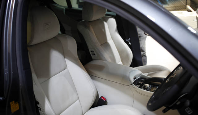 <strong>Lexus LS600h｜レクサス LS600h</strong><br />シート、インパネ、天井、カーペットなど、インテリアコーディネートが楽しめるオプションプログラム「L-Select」を選べば、自分だけの一台をオーダーすることも可能だ