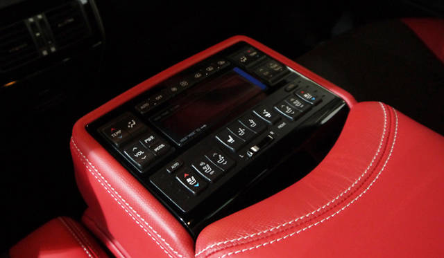 <strong>Lexus LS460｜レクサス LS460</strong><br />後席にはセンターコントロールスイッチが備わり、室内の温度変更、AV機器の操作などさまざまな調整がおこなえる