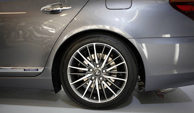 <strong>Lexus LS600h｜レクサス LS600h</strong><br />「F SPORT」専用鍛造アルミホイールには、245/45R19タイヤが組み合わされる