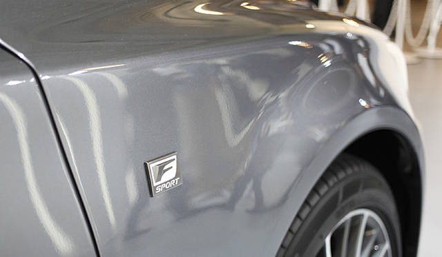 <strong>Lexus LS600h｜レクサス LS600h</strong><br />フロントフェンダー後部には「F SPORT」であることを証明するバッジが誇らしげに輝く