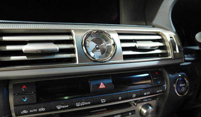<strong>Lexus LS600h｜レクサス LS600h</strong><br />初採用となるアナログ時計は、アルミケースをまといGPS補正機能をそなえる