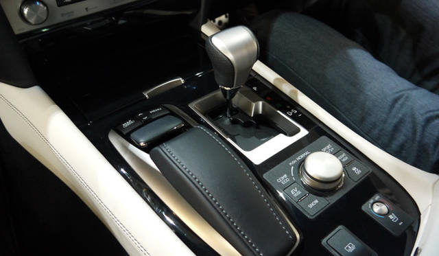 <strong>Lexus LS600h｜レクサス LS600h</strong><br />センターコンソールには多彩な走りをたのしめるドライブモードセレクターが配置される。ダイヤルによって「ECO」「CONFORT」「NORMAL」「SPORT S」「SPORT S+」がそれぞれ選択可能 