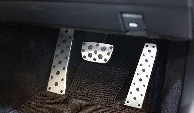 <strong>Lexus LS600h｜レクサス LS600h</strong><br />「F SPORT」専用のアルミ製スポーツペダル