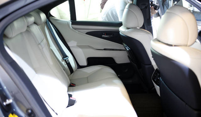 <strong>Lexus LS600h｜レクサス LS600h</strong><br />新型LSの室内は、最大13個のセンサーで乗員の体温を管理。乗員一人ひとりに合わせた空調をコントロールすることができる