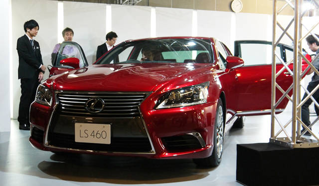 <strong>Lexus LS460｜レクサス LS460</strong><br />「スピンドグリル」を採用しフロントフェイスを一新したLS。ベースモデルは横基調のグリルとなる