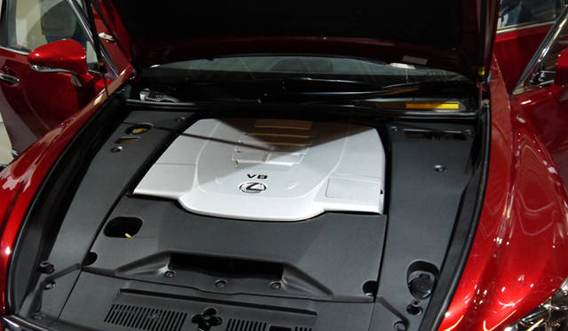 <strong>Lexus LS460｜レクサス LS460</strong><br />4.6リッターV型8気筒ガソリンエンジンを搭載する「LS460」。