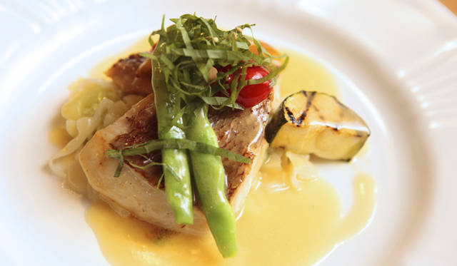 <strong>プロフェッショナルと巡る森～岐阜・飛騨地方の自然とアクティビティ～</strong> この日のメイン「真鯛のグリル」。爽やかなソースと皮の香ばしさが素晴らしい