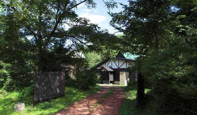 <strong>プロフェッショナルと巡る森～岐阜・飛騨地方の自然とアクティビティ～</strong> 「正プラス株式会社」。コテージのような外観である