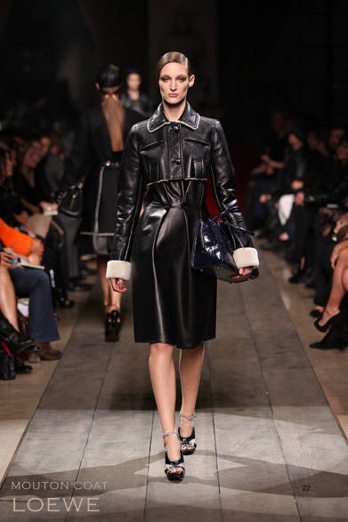 ムートンならではの肉厚の表情はトレンドに左右されない、タイムレスな定番アイテムとしてワードローブにひとつ揃えておきたいマストアイテム。エレガントなものからカジュアルなものまで、この冬はムートンが豊作！<br /><br /><strong>LOEWE｜ロエベ</strong><br /><br />コート 参考商品<br /><br />ロエベカスタマーインフォメーションサービス<br />Tel. 03-6215-6116