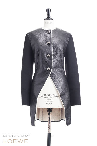 <strong>LOEWE｜ロエベ</strong><br /><br />ウエストから裾にかけて広がるシルエットはまるで燕尾服のよう。エレガント、だけどほかにはない個性的な存在感が際立つコートは一目惚れ確実。<br /><br />コート 89万7750円<br /><br />ロエベカスタマーインフォメーションサービス<br />Tel. 03-6215-6116