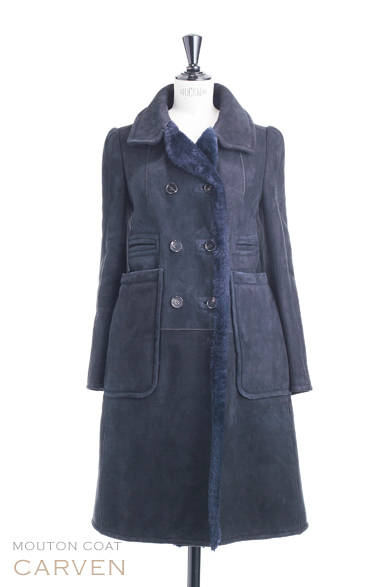 <strong>CARVEN｜カルヴェン</strong><br /><br />どんなときもスタイルをよく見せたいのは女心の常であるのだが、肉厚のムートンはボディラインが少々野暮ったく見えるのが悩み。しかし、このカルヴェンのコートは、コンパクトなショルダーにシェイプされたウエストを高い位置に設定。すっきりと縦のラインを意識したロング丈が、スタイル美人に仕立ててくれる！<br /><br />コート 37万8000円<br /><br />ブルーベル・ジャパン（ファッション事業本部）<br />Tel. 03-5413-1050