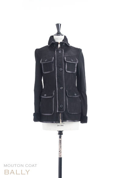 <strong>BALLY｜バリー</strong><br /><br />シンプルでコンパクトなシルエットを、レザーパイピングによるデコレーションで華やかに仕上げたマニッシュなコート。折り返した襟と袖のボアがさりげなく可愛らしさをプラスする。<br /><br />コート 68万2500円<br /><br />バリー・ジャパン<br />Tel. 03-6215-6609