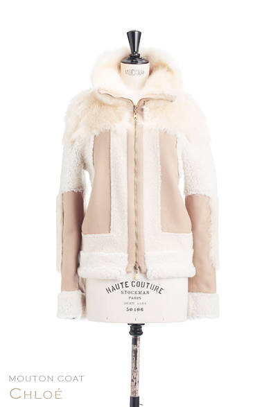 <strong>Chloé｜クロエ</strong><br /><br />イノセントなオフホワイトのファーとボアのコンビネーションに一目惚れ必至。3つの素材がパッチワークされた個性的かつクロエらしいピュアな魅力溢れる一枚は、首元のファスナーを上まで締めて衿を立たせた着こなしもグッド。リバーシブルなので1枚でふたつの表情が楽しめるのもうれしい。<br /><br />コート 37万650円<br /><br />クロエ インフォメーションデスク<br />Tel. 03-4335-1750