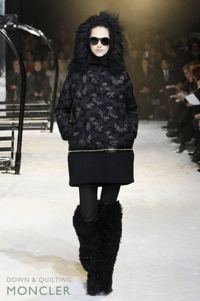 定番アイテムとして揃えておきたいアイテムのひとつであるダウン。もともとはスポーティな機能性アイテムなわけだが、ひとつのスタイルとして表現は年々広がりをみせ、今年はとくにモードコンシャスにデザインされたアイテムが多くみられた。カジュアルでなく、モードとして着こなせる一着を見つけたい。<br /><br /><strong>MONCLER GAMME ROUGE｜<br />モンクレール ガム・ルージュ</strong><br /><br />コート 40万4250円<br /><br />モンクレール ジャパン<br />Tel. 03-3486-2110