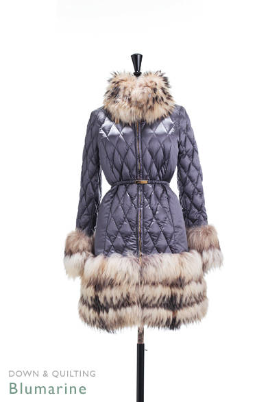 <strong>Blumarine｜ブルマリン</strong><br /><br />メタリックなブルーグレーカラーに、ファーを贅たくにあしらったエレガントなキルティングコート。ウエストのシェイプが描く女性らしいシルエットがなんともゴージャス。<br /><br />コート 44万1000円<br /><br />ブルーベル・ファッション<br />Tel. 03-5413-1128