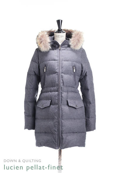 <strong>lucien pellat-finet｜ルシアン ペラフィネ</strong><br /><br />カジュアルにもシックにも着こなせる布帛のダウンコートは、フードにゴージャスなコヨーテファーを飾って、グラマラスな仕上がりに。<br /><br />コート 31万5000円<br /><br />ルシアン ペラフィネ 東京ミッドタウン店<br />Tel. 03-5647-8333
