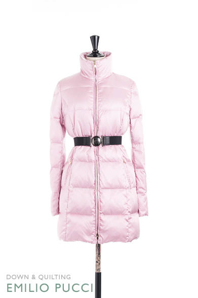 <strong>EMILIO PUCCI｜エミリオ・プッチ</strong><br /><br />フェミニンなピンクをメタリックカラーでクールに表現したシンプルなコートは、ウエストをきゅっと絞って女らしさ全開で着こなしたい！<br /><br />コート 14万2800円<br /><br />エミリオ・プッチ カンパニー<br />Tel. 03-5410-8992