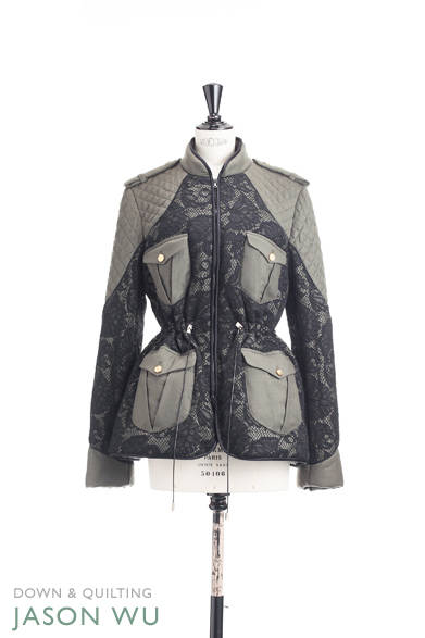 <strong>JASON WU｜ジェイソン ウー</strong><br /><br />エポーレットが印象的なミリタリー風のキルティングブルゾンも、レースのあしらいでここまでレディライクな仕上がりに。カジュアルな着こなしもエッジを効かせてフェミニンに仕上げる、大人のモードスタイルを完成させて。<br /><br />ブルゾン 37万5900円<br /><br />三喜商事<br />Tel. 03-3238-1387