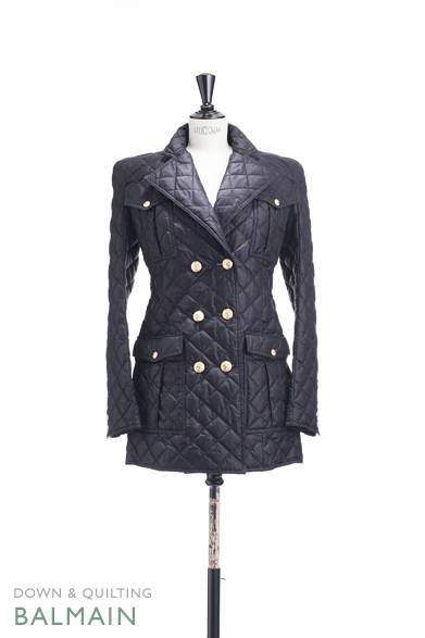 <strong>BALMAIN｜バルマン</strong><br /><br />バルマンらしいコンパクトなショルダーコンシャスのシルエットに、ミリタリーのエッセンスを感じさせるポケットのディテールがマニッシュなダブルブレストコート。ゴールドのボタンをアクセントに効かせたエッジィな一枚。<br /><br />コート 21万円<br /><br />ブルーベル・ファッション<br />Tel. 03-5413-1128