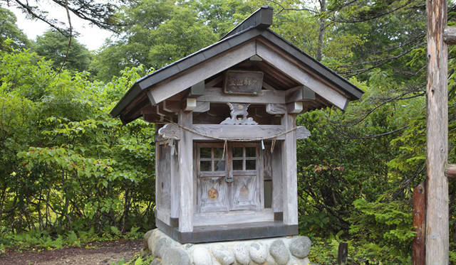 <strong>プロフェッショナルと巡る森～岐阜県の“ウェルネス・ツーリズム”</strong> 湿原の中にある「匠堂」と呼ばれる祠