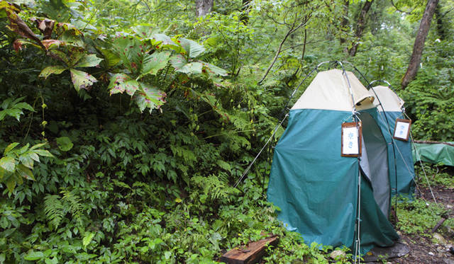 <strong>プロフェッショナルと巡る森～岐阜県の“ウェルネス・ツーリズム”</strong> 公園内に設置されている携帯トイレ用ブース。携帯トイレ代は400円。調査によれば使用したすべての人がきちんと正規の料金を支払っているという