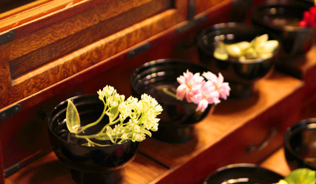 <strong>プロフェッショナルと巡る森～岐阜県の“ウェルネス・ツーリズム”</strong> 飛騨古川の宿「八ツ三館」の玄関に飾られていた花