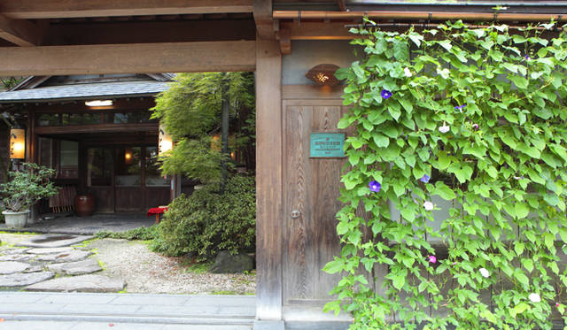 <strong>プロフェッショナルと巡る森～岐阜県の“ウェルネス・ツーリズム”</strong> 「八ツ三館」外観