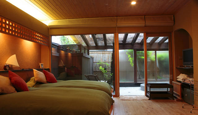 <strong>プロフェッショナルと巡る森～岐阜県の“ウェルネス・ツーリズム”</strong> モダンな和洋室で、露天風呂のついた「池月の間」