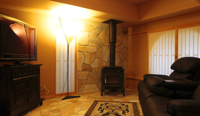 <strong>プロフェッショナルと巡る森～岐阜県の“ウェルネス・ツーリズム”</strong> 「池月の間」のリビング