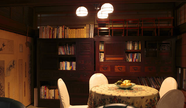 <strong>プロフェッショナルと巡る森～岐阜県の“ウェルネス・ツーリズム”</strong> 「八ツ三館」 談話室