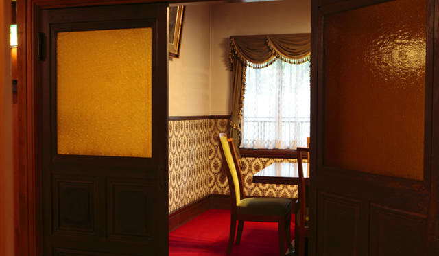 <strong>プロフェッショナルと巡る森～岐阜県の“ウェルネス・ツーリズム”</strong> 「八ツ三館」 の応接間